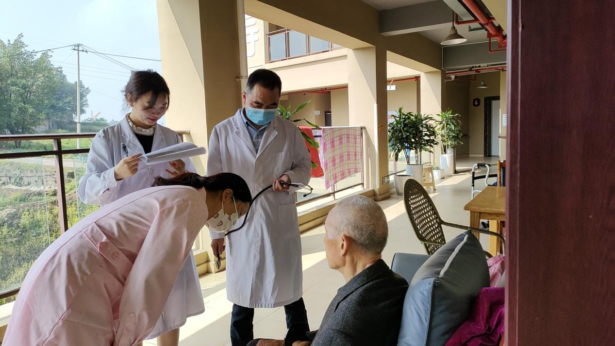 为什么越来越多的老人愿意去养老院养老？