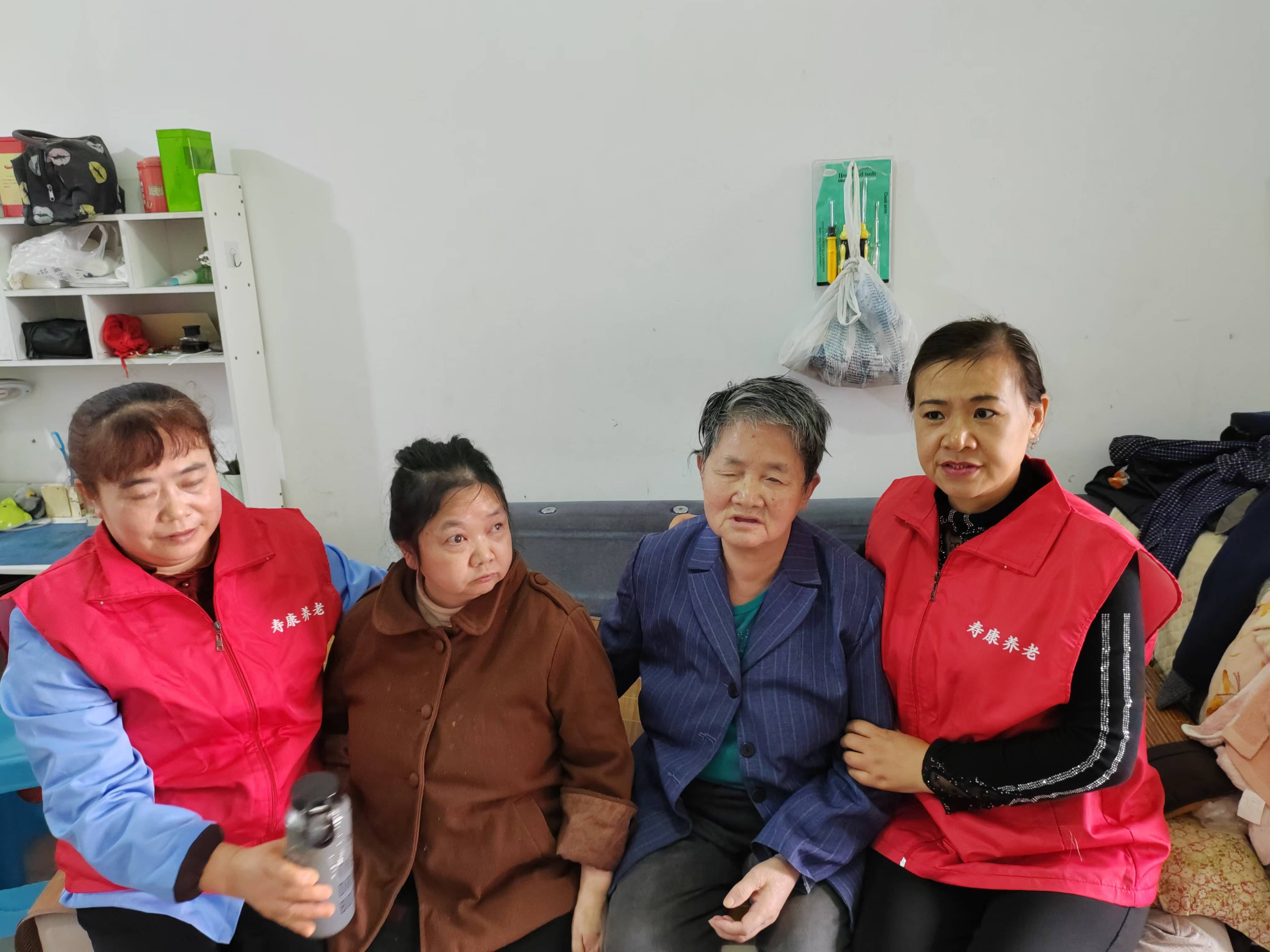 关爱失明老人，传递温暖力量